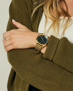 Classic analog wristwatches with dial markers and leather or steel straps